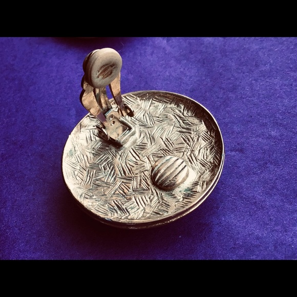 Rare Vintage Givenchy Clip-on Earrings with faux Freshwater Pearl Cabochon - Picture 5 of 7